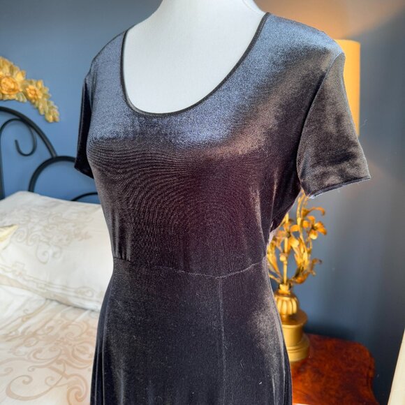 90s Vintage Black Velvet Maxi Dress - Picture 5 of 16